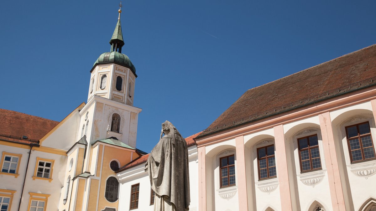 Links die ehem. Fürstbischöfliche Residenz, heute Kardinal-Döpfner-Haus mit Johanniskirche auf der rechten Seite