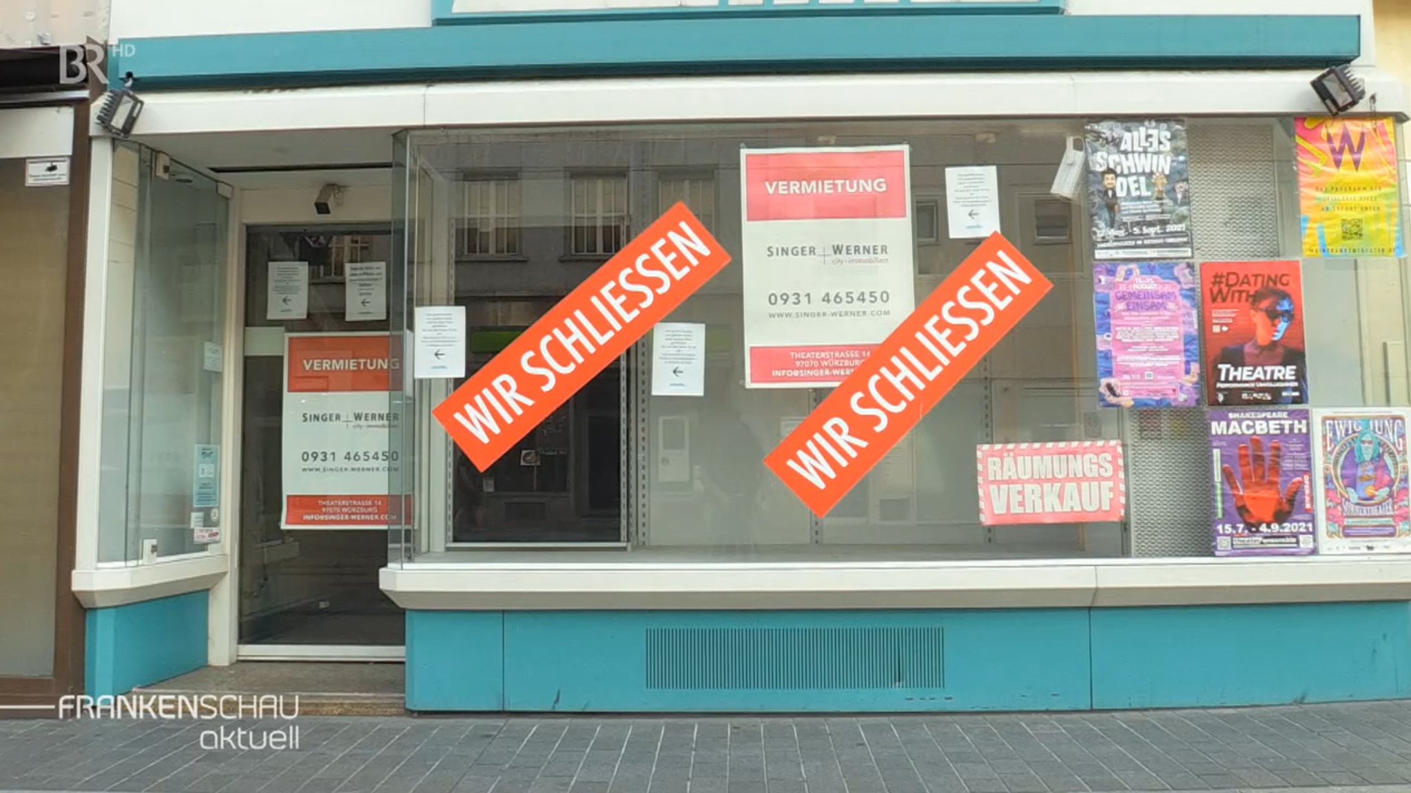 Schaufenster mit der Aufschrift "Wir schließen"