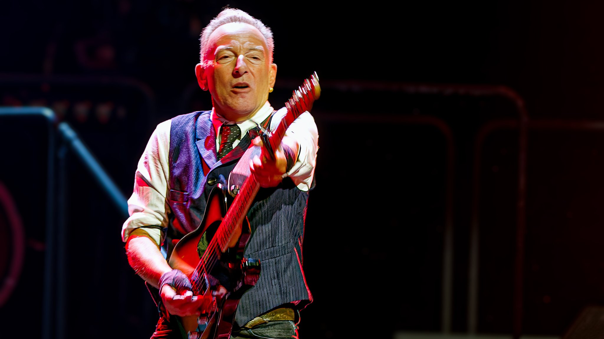 Der Musiker mit Gitarre auf der Bühne