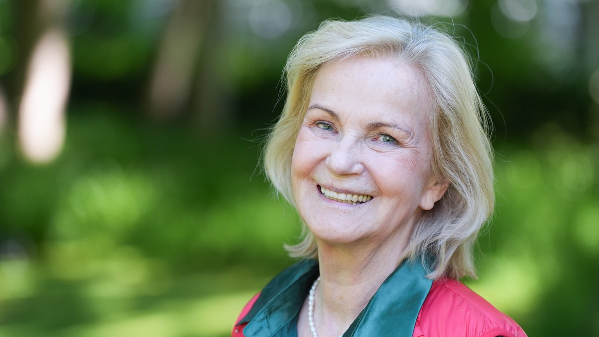 Heikedine Körting, Hörspielregisseurin und Chefin des Audiolabels Europa, steht in ihrem Garten in der Rothenbaumchaussee. 