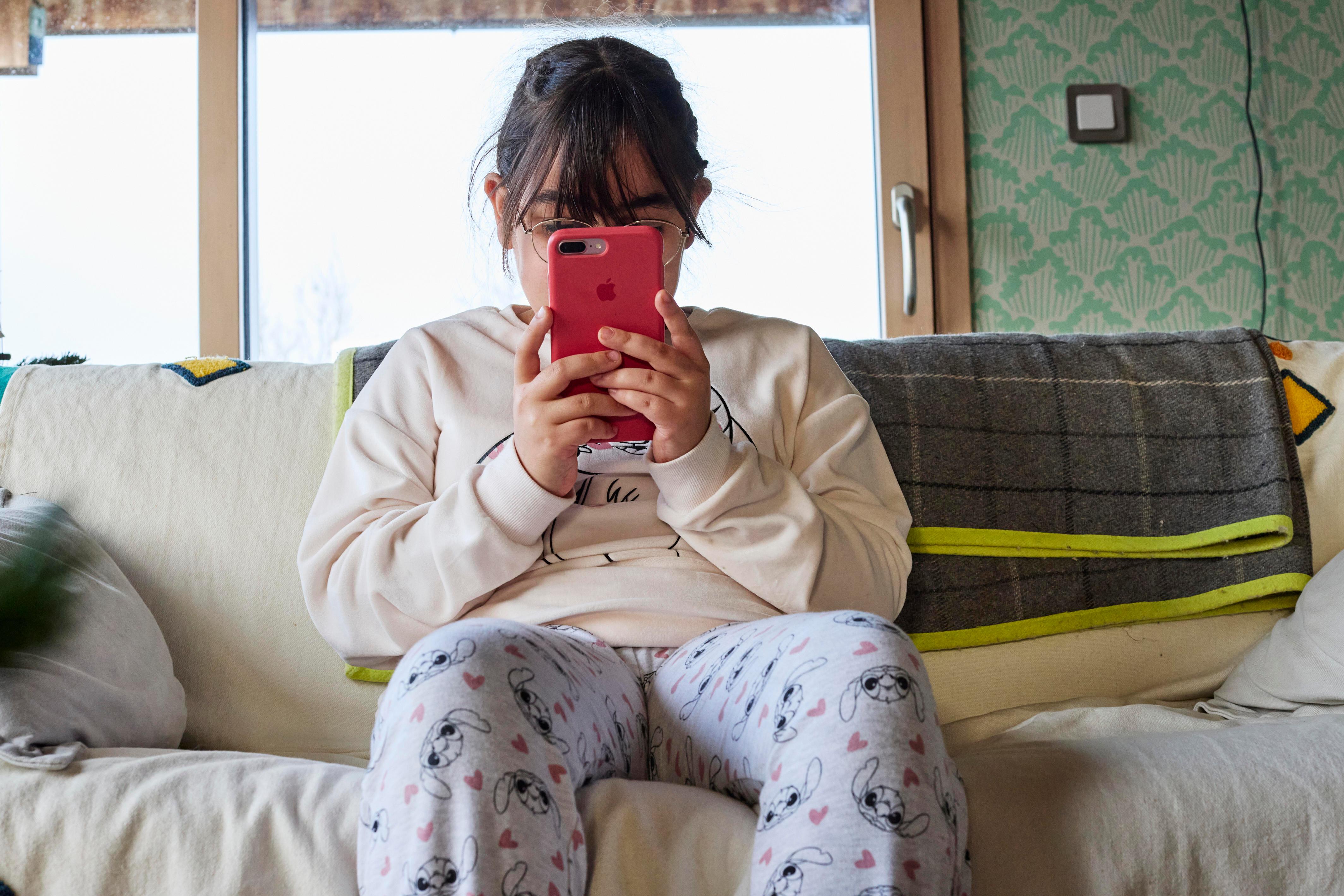 Französisches Mädchen mit Handy