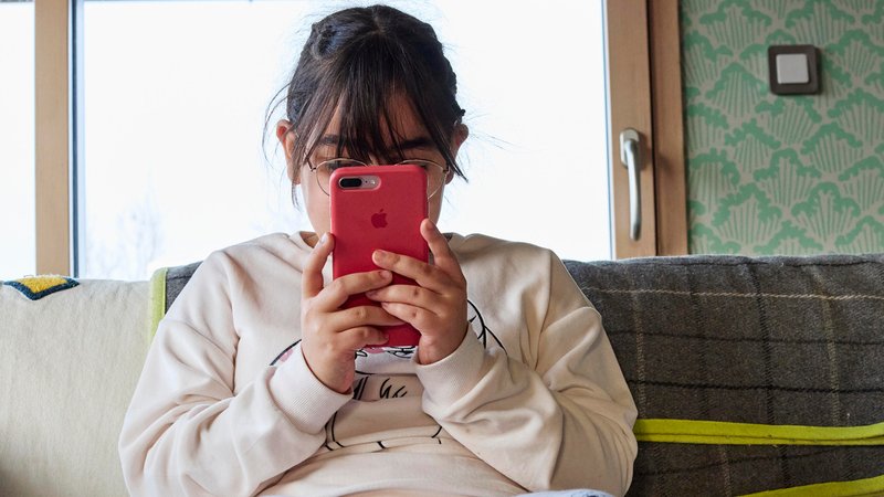 Französisches Mädchen mit Handy | Bild: picture alliance / Hans Lucas | Mathieu Thomasset Französisches Mädchen mit Handy