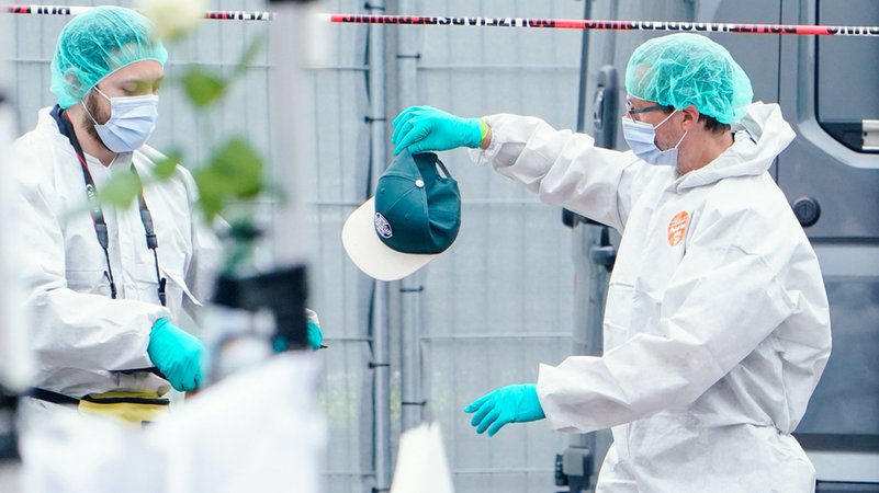 Mitarbeiter der Spurensicherung halten an einem Stand auf dem Marktplatz von Mannheim eine Kappe in den Händen. | Bild: dpa-Bildfunk/Uwe Anspach Mitarbeiter der Spurensicherung halten an einem Stand auf dem Marktplatz von Mannheim eine Kappe in den Händen.