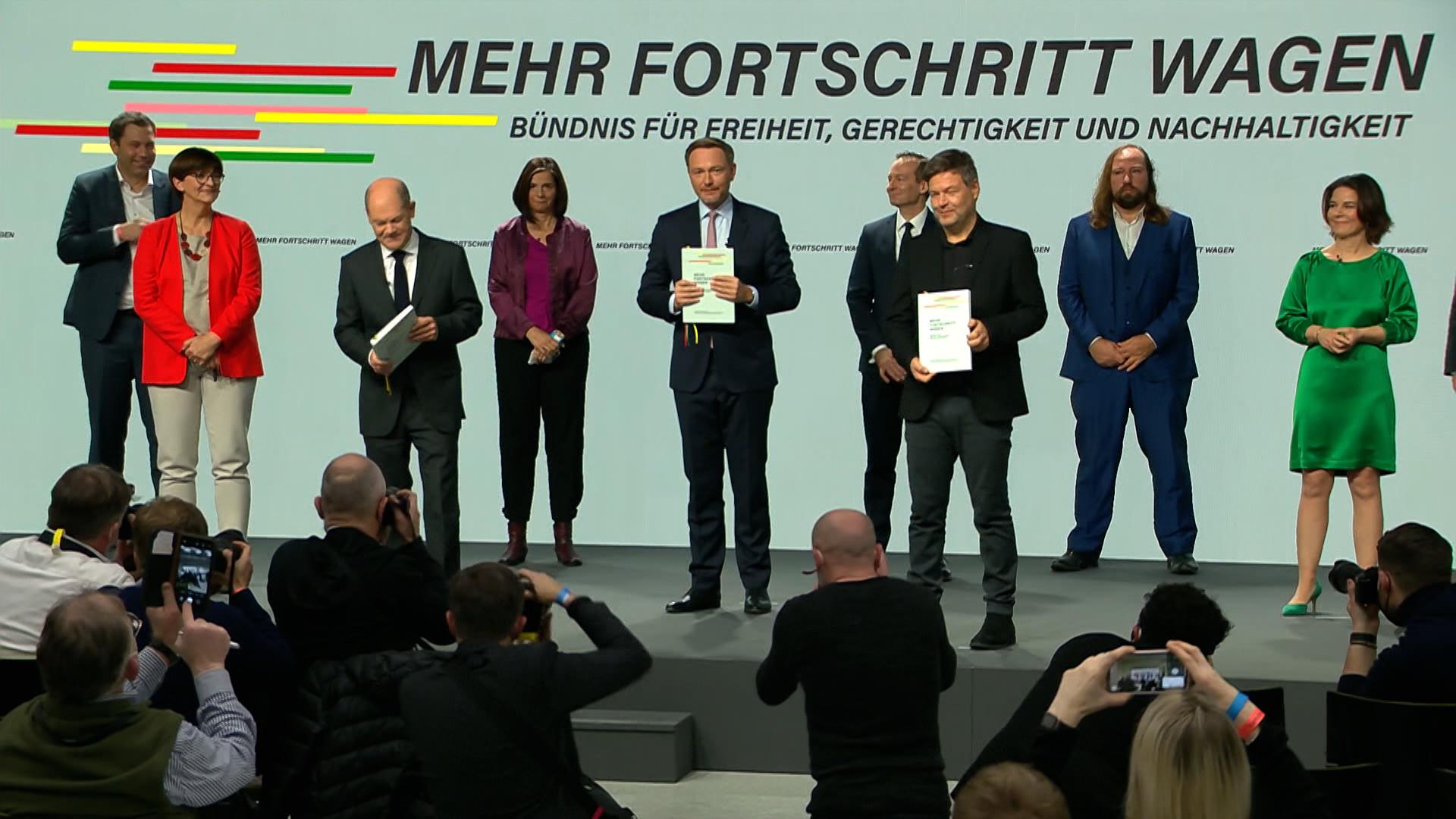 Archivbild: Ampel-Politiker nach Unterzeichnung des Koalitionsvertrages