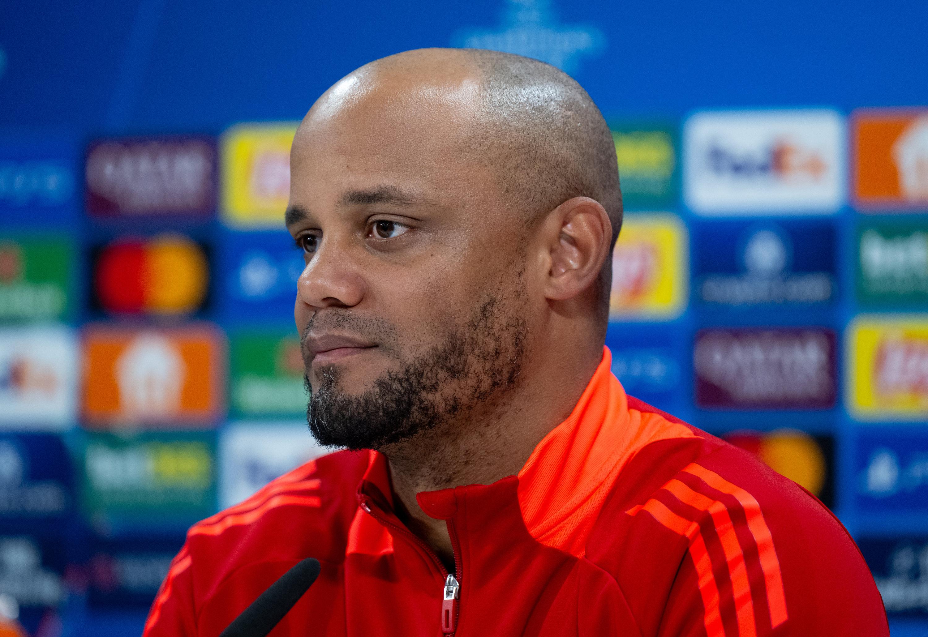 04.03.2025, Bayern, München: Fußball: Champions League, Bayern München - Bayer Leverkusen, K.o.-Runde, Achtelfinale, Hinspiel. Pressekonferenz FC Bayern am Trainingsgelände an der Säbener Straße. Trainer Vincent Kompany von München sitzt auf dem Podium. 