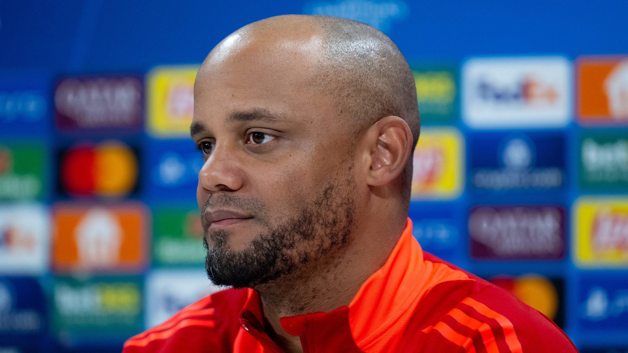 04.03.2025, Bayern, München: Fußball: Champions League, Bayern München - Bayer Leverkusen, K.o.-Runde, Achtelfinale, Hinspiel. Pressekonferenz FC Bayern am Trainingsgelände an der Säbener Straße. Trainer Vincent Kompany von München sitzt auf dem Podium. 