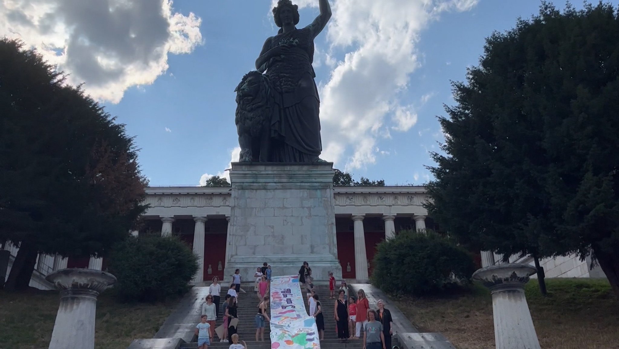 Bei einer Kampagne unter der Bavaria auf der Theresienwiese fordert der Landesverband der bayerischen Kunstjugendschulen mehr Anerkennung.