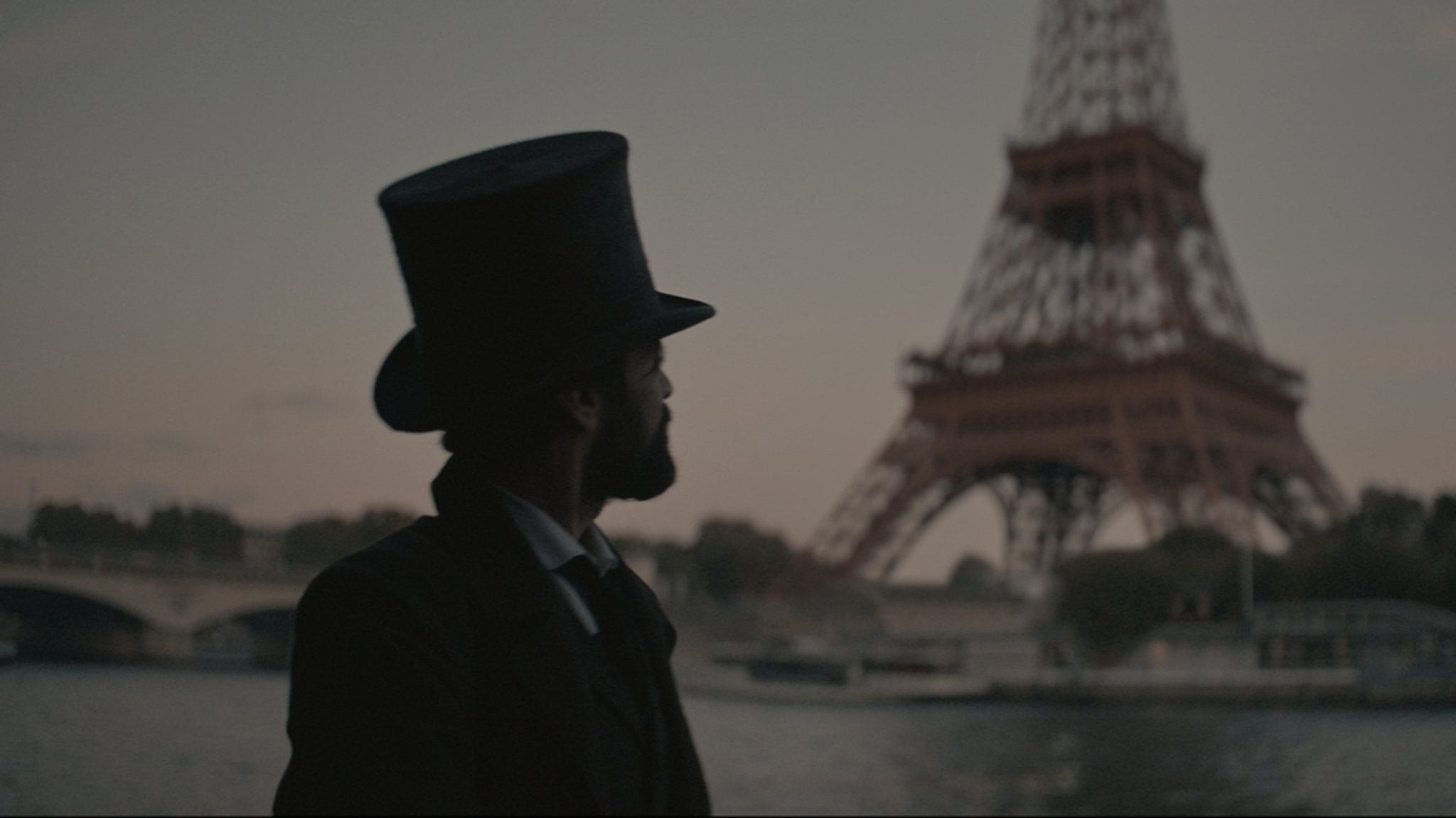 Romain Duris als Konstrukteur blickt auf seine Schöpfung in "Eiffel in Love" (FIlmszene)