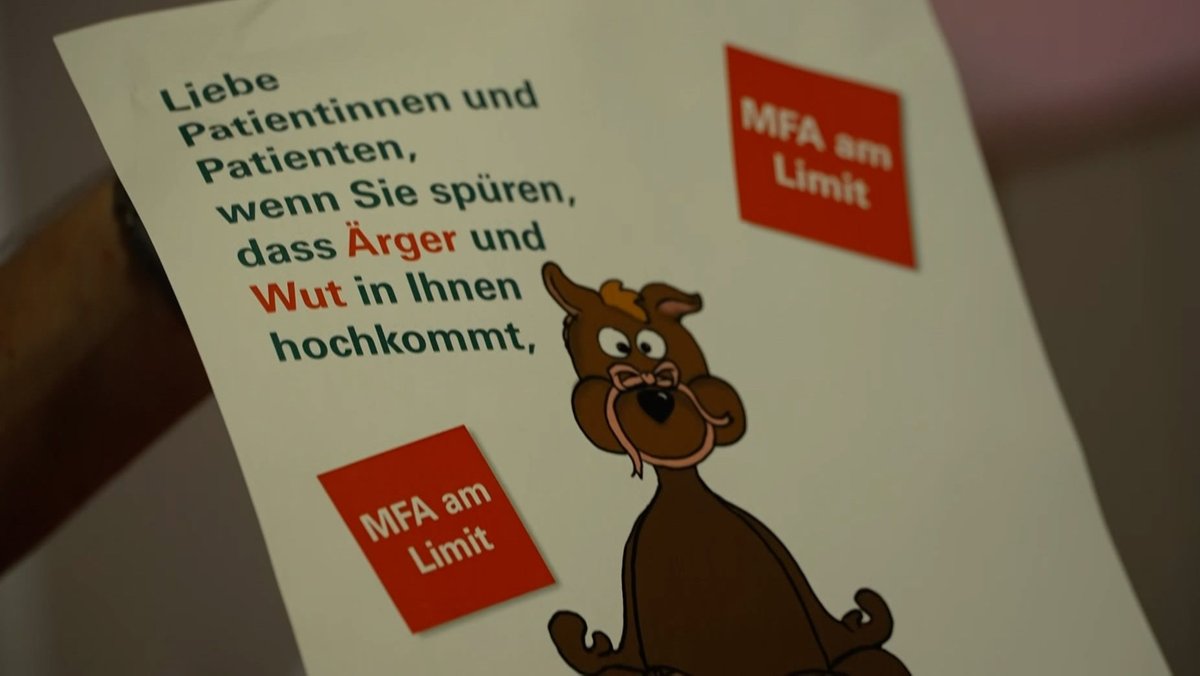 Ein Plakat mit einem meditierenden Tier über dem steht: "Liebe Patientinnen und Patienten, wenn Sie spüren, dass Ärger und Wut in Ihnen hochkommt," und "MFA am Limit".