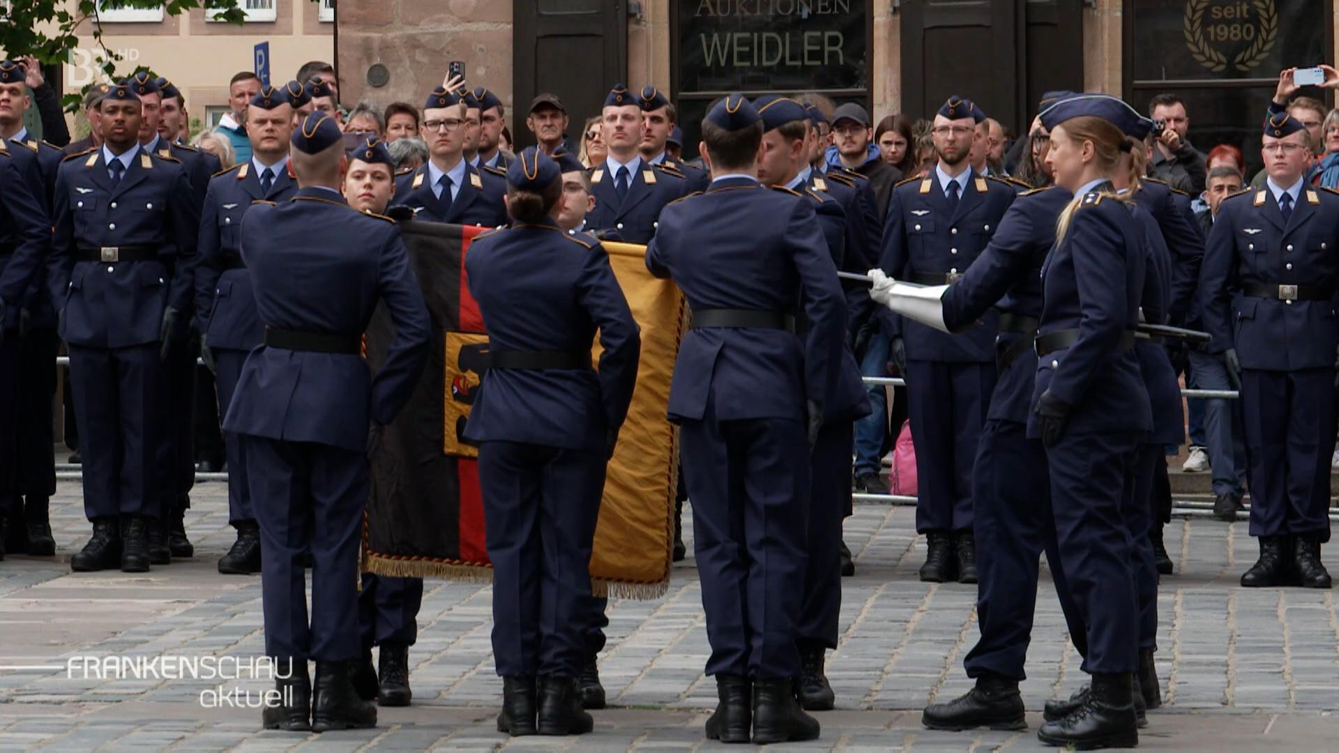 Mehr als 120 Rekrutinnen und Rekruten des Luftwaffenausbildungsbataillons in Nürnberg haben ihr Gelöbnis abgelegt.