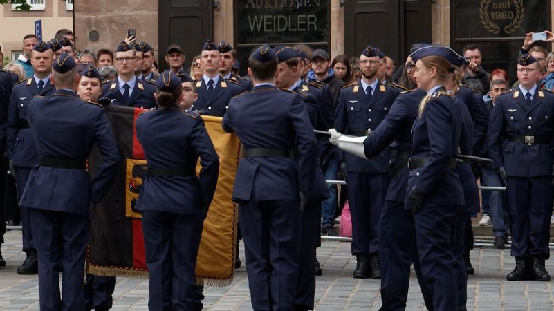 Mehr als 120 Rekrutinnen und Rekruten des Luftwaffenausbildungsbataillons in Nürnberg haben ihr Gelöbnis abgelegt. | Bild: BR Mehr als 120 Rekrutinnen und Rekruten des Luftwaffenausbildungsbataillons in Nürnberg haben ihr Gelöbnis abgelegt.