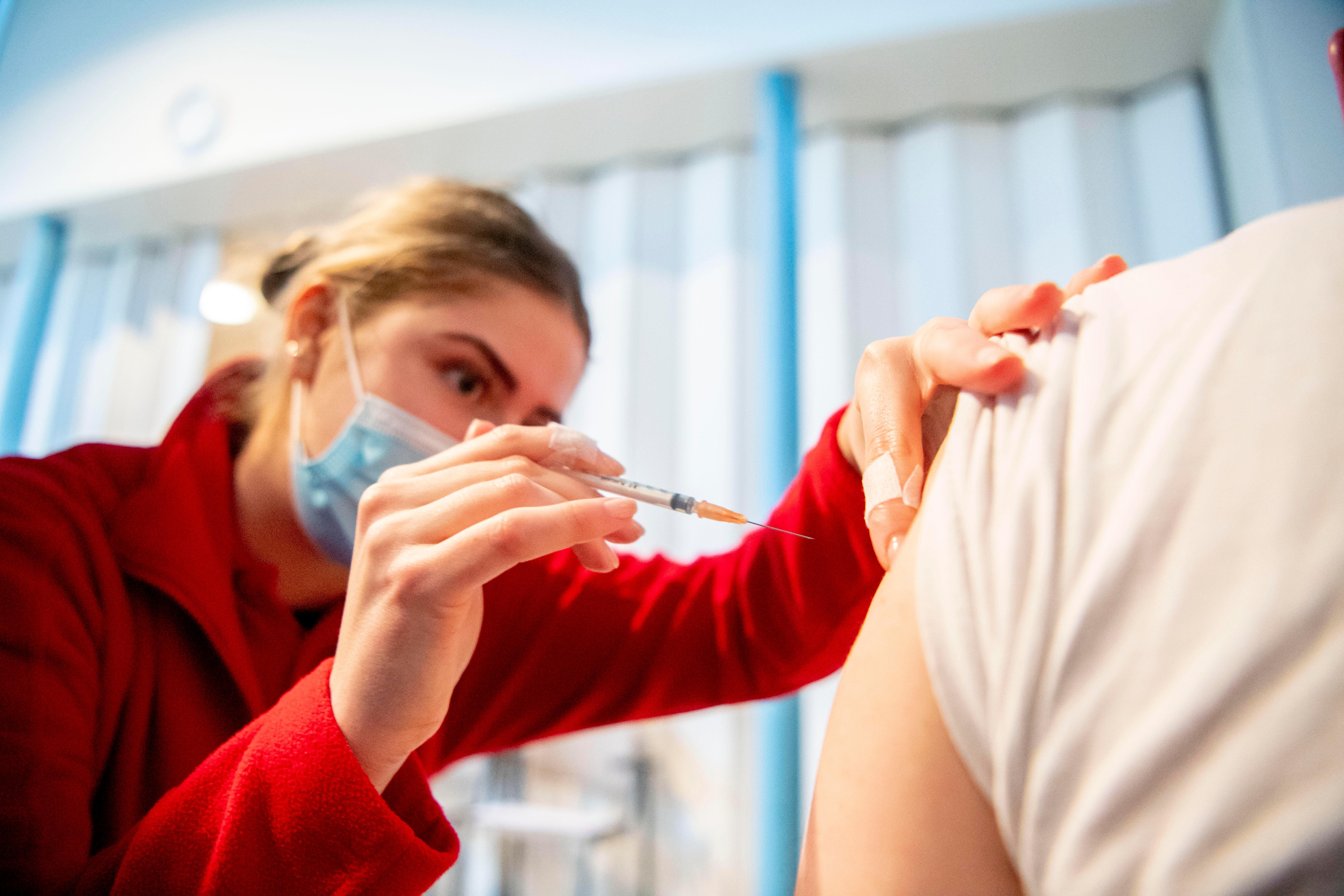 Junger Mann bei der Corona-Schutzimpfung