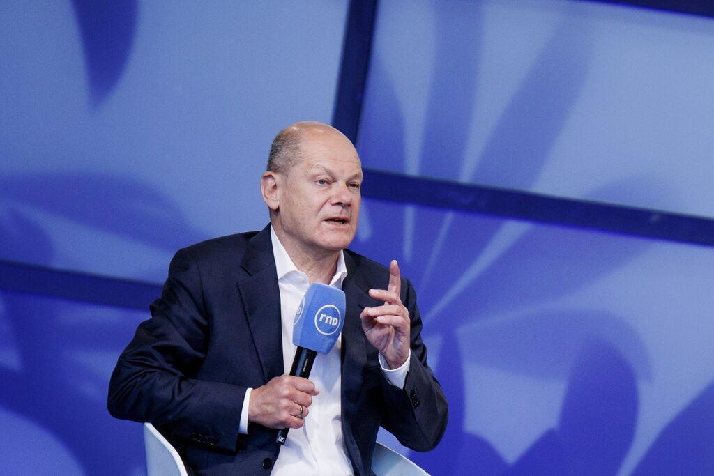 Bundeskanzler Olaf Scholz (SPD) spricht bei einer Talkrunde des RND Redaktionsnetzwerks Deutschland, und der Märkischen Allgemeinen Zeitung in der Orangerie der Biosphäre Potsdam.