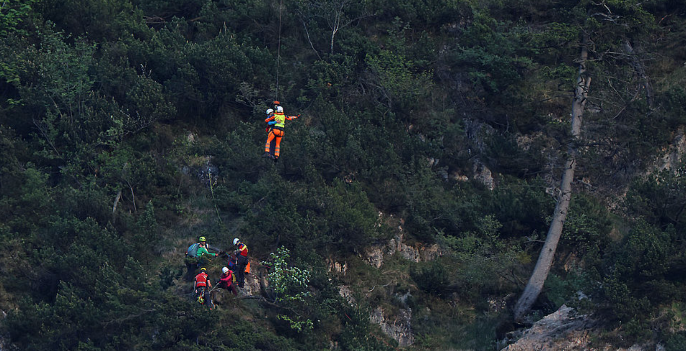 Der Rettungshubschrauber Christoph 14 zieht die verirrten Bergwanderer nach und nach an der Seilwinde hoch, um sie auszufliegen