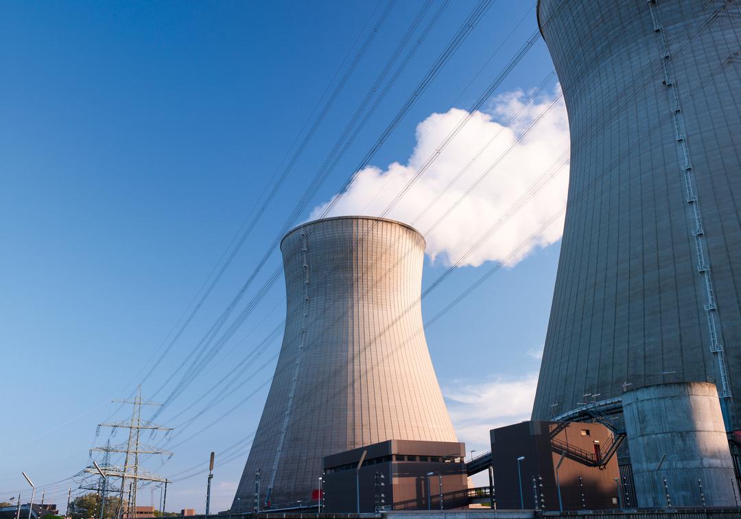Stromleitungen vor dem stillgelegten Kernkraftwerk Gundremmingen.