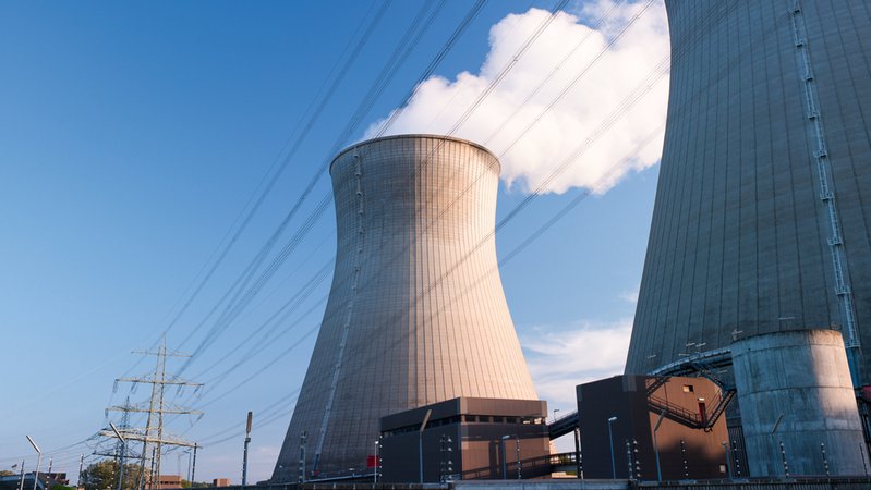 Stromleitungen vor dem stillgelegten Kernkraftwerk Gundremmingen. | Bild: MEV/Jonas Krüger Stromleitungen vor dem stillgelegten Kernkraftwerk Gundremmingen.