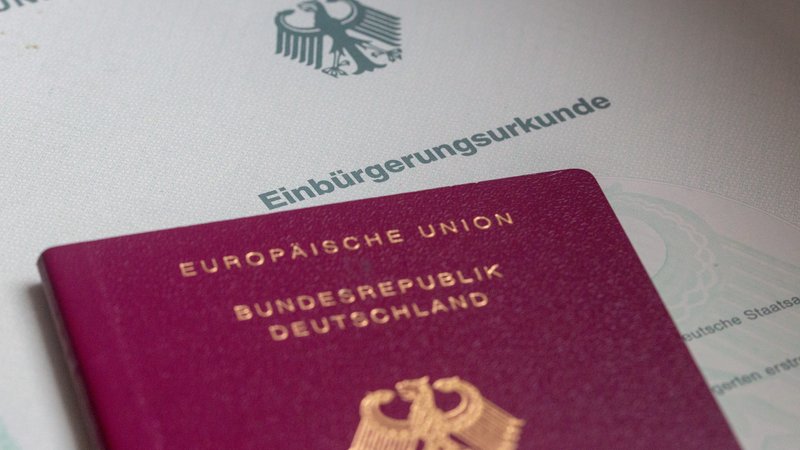 (Symbolbild) In Deutschland wurden im vergangenen Jahr so viele Menschen wie noch nie einbürgert. 