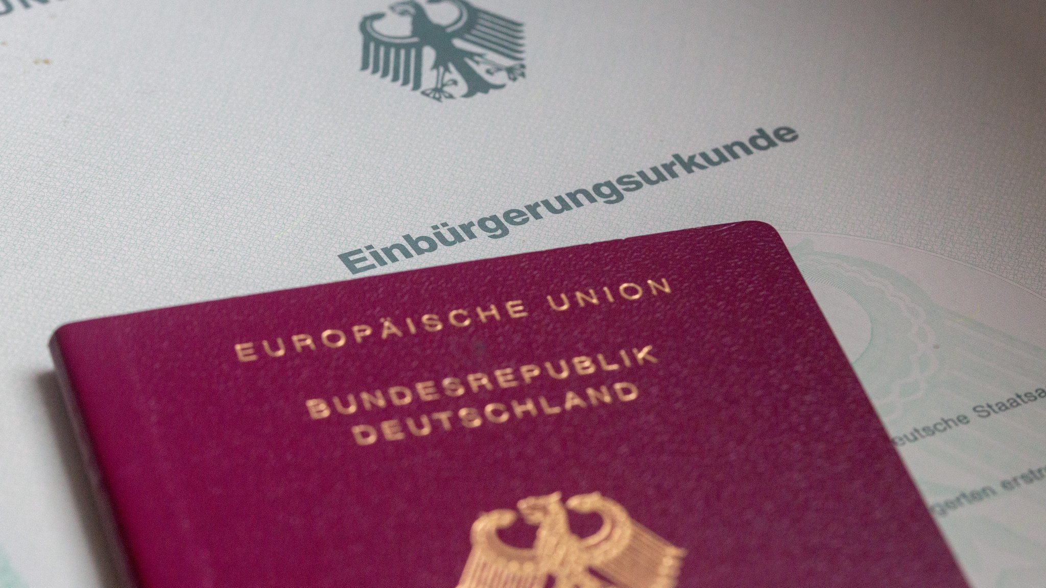 (Symbolbild) In Deutschland wurden im vergangenen Jahr so viele Menschen wie noch nie einbürgert. | Bild: picture alliance/dpa | Fernando Gutierrez-Juarez (Symbolbild) In Deutschland wurden im vergangenen Jahr so viele Menschen wie noch nie einbürgert.