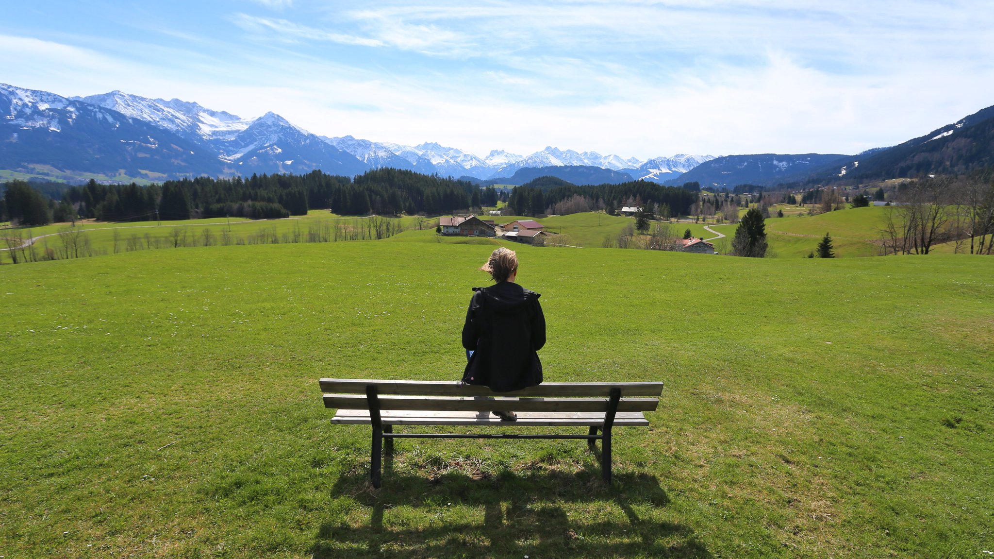 (Symbolbild) Eine Frau genießt auf einer Bergwiese bei Ofterschwang den Sonnenschein und den Ausblick auf das Panorama der schneebedeckten Alpen. | Bild: dpa/pa/Karl-Josef Hildenbrand (Symbolbild) Eine Frau genießt auf einer Bergwiese bei Ofterschwang den Sonnenschein und den Ausblick auf das Panorama der schneebedeckten Alpen.