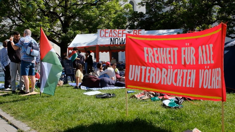 Aktivisten nehmen am propalästinensischen Protestcamp an der Münchner Ludwig-Maximilians-Universität am Professor-Huber-Platz teil.