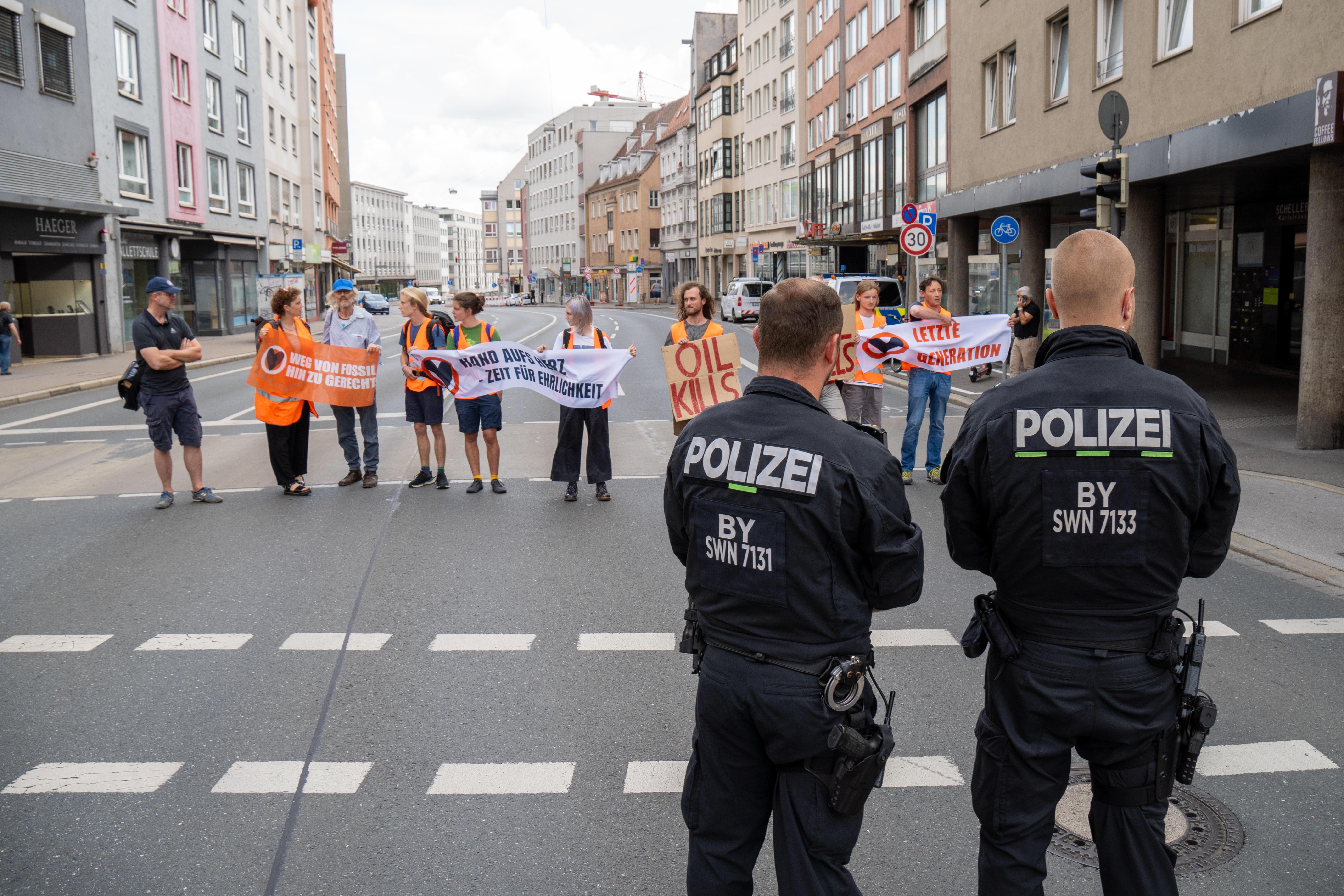 Aktivisten der Letzten Generation am 03.08.24 in Augsburg (Symbolbild)
