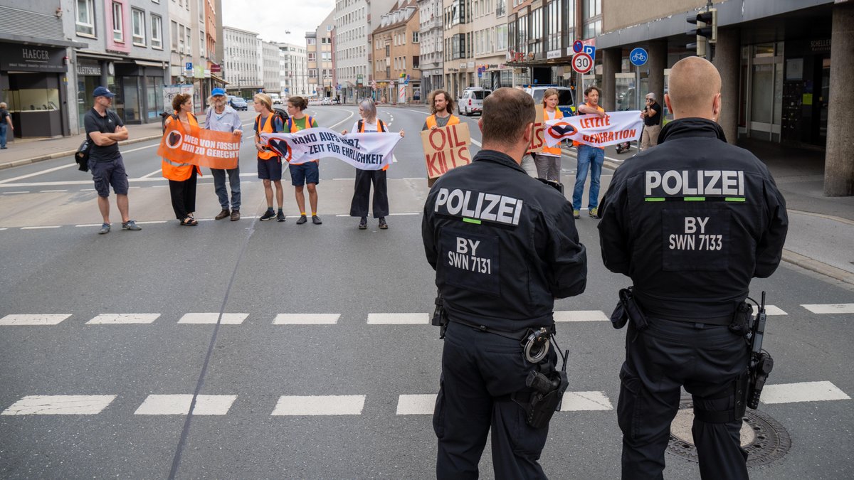 Aktivisten der Letzten Generation am 03.08.24 in Augsburg (Symbolbild)