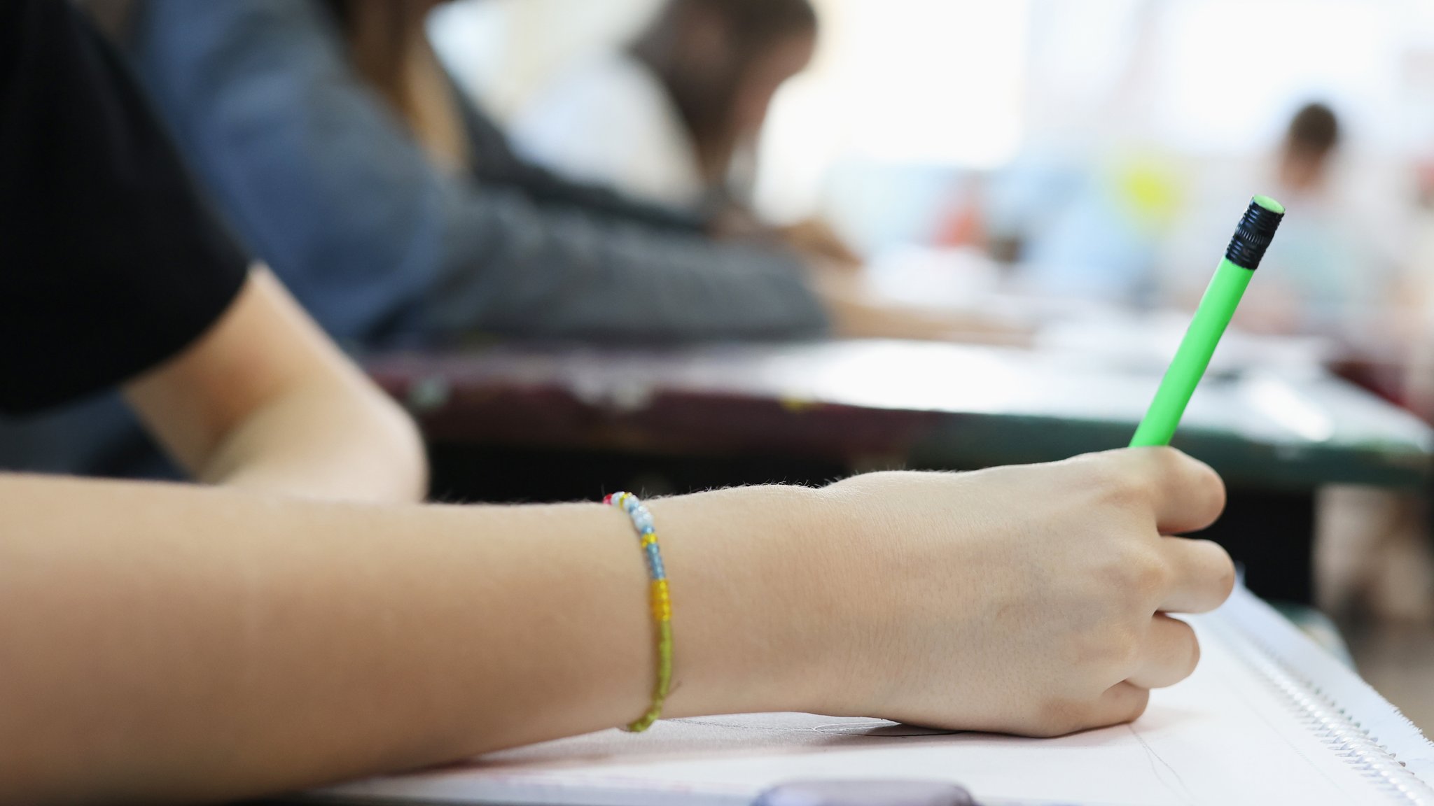 (Symbolbild) Jugendliche Schülerinnen und Schüler in einem Klassenzimmer | Bild: colourbox.com (Symbolbild) Jugendliche Schülerinnen und Schüler in einem Klassenzimmer