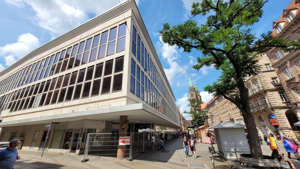 Die ehemalige Kaufhof-Filiale zwischen der Königstraße und der Pfannenschmiedsgasse in Nürnberg