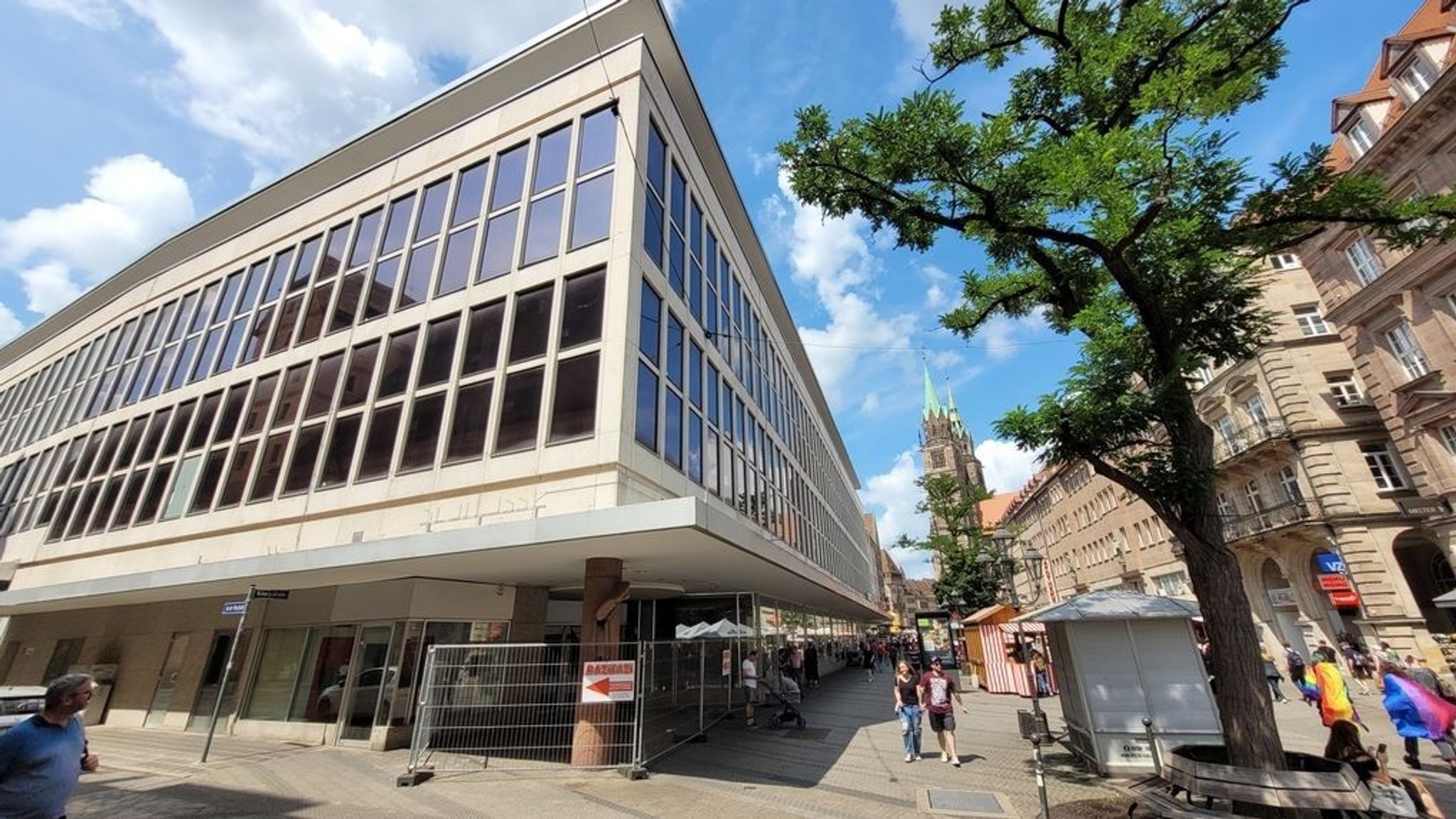 Die ehemalige Kaufhof-Filiale zwischen der Königstraße und der Pfannenschmiedsgasse in Nürnberg