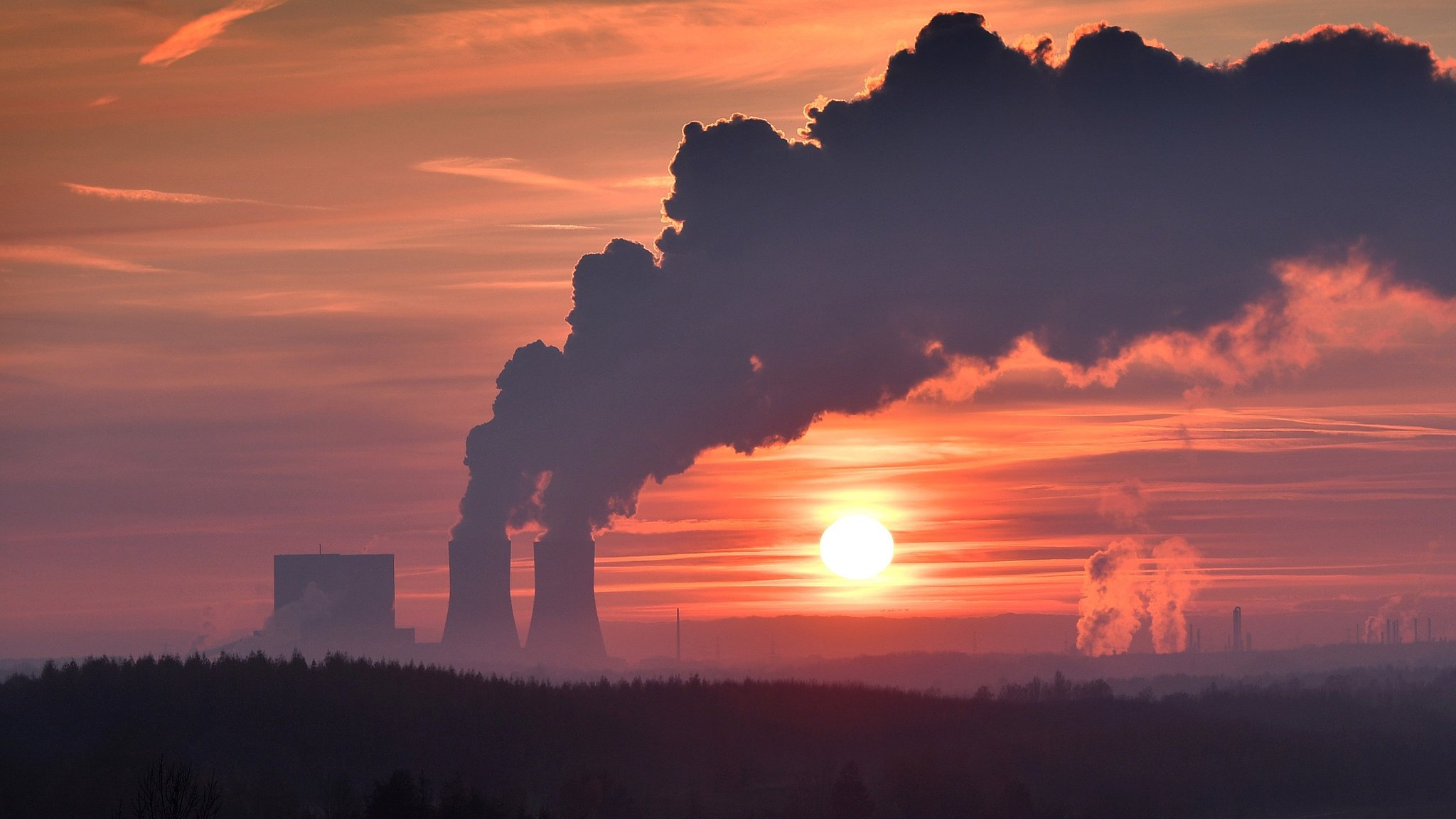 Auch Kohlekraftwerke wie hier das Kohlekraftwerk Lippendorf südlich von Leipzig (Archivfoto) verursachen klimaschädliche Treibhausgase.