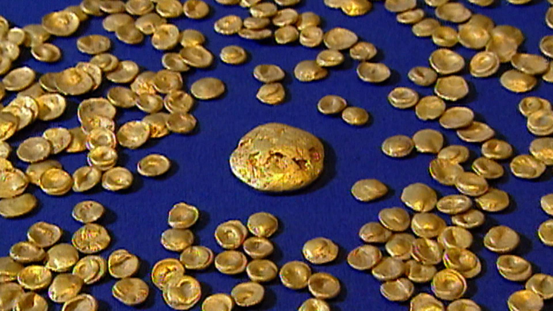 November 2022: Der Goldschatz wird aus dem Kelten Römer Museum gestohlen, neun Monate später nimmt die Polizei vier Männer fest.