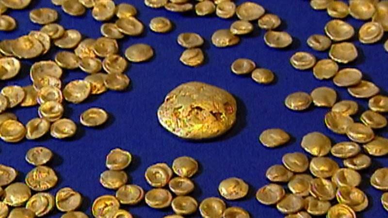 November 2022: Der Goldschatz wird aus dem Kelten Römer Museum gestohlen, neun Monate später nimmt die Polizei vier Männer fest. | Bild: BR 2025 November 2022: Der Goldschatz wird aus dem Kelten Römer Museum gestohlen, neun Monate später nimmt die Polizei vier Männer fest.