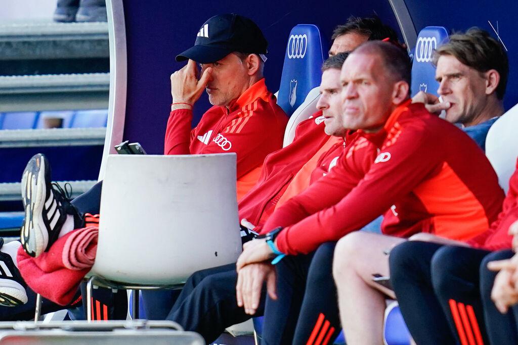 18.05.2024, Baden-Württemberg, Sinsheim: Fußball: Bundesliga, TSG 1899 Hoffenheim - Bayern München, 34. Spieltag, PreZero Arena. Münchens Trainer Thomas Tuchel (l) sitzt auf der Trainerbank. Foto: Uwe Anspach/dpa - WICHTIGER HINWEIS: Gemäß den Vorgaben der DFL Deutsche Fußball Liga bzw. des DFB Deutscher Fußball-Bund ist es untersagt, in dem Stadion und/oder vom Spiel angefertigte Fotoaufnahmen in Form von Sequenzbildern und/oder videoähnlichen Fotostrecken zu verwerten bzw. verwerten zu lassen. +++ dpa-Bildfunk +++