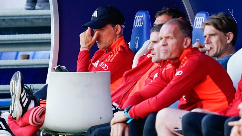 18.05.2024, Baden-Württemberg, Sinsheim: Fußball: Bundesliga, TSG 1899 Hoffenheim - Bayern München, 34. Spieltag, PreZero Arena. Münchens Trainer Thomas Tuchel (l) sitzt auf der Trainerbank. Foto: Uwe Anspach/dpa - WICHTIGER HINWEIS: Gemäß den Vorgaben der DFL Deutsche Fußball Liga bzw. des DFB Deutscher Fußball-Bund ist es untersagt, in dem Stadion und/oder vom Spiel angefertigte Fotoaufnahmen in Form von Sequenzbildern und/oder videoähnlichen Fotostrecken zu verwerten bzw. verwerten zu lassen. +++ dpa-Bildfunk +++ | Bild: dpa-Bildfunk/Uwe Anspach 18.05.2024, Baden-Württemberg, Sinsheim: Fußball: Bundesliga, TSG 1899 Hoffenheim - Bayern München, 34. Spieltag, PreZero Arena. Münchens Trainer Thomas Tuchel (l) sitzt auf der Trainerbank. Foto: Uwe Anspach/dpa - WICHTIGER HINWEIS: Gemäß den Vorgaben der DFL Deutsche Fußball Liga bzw. des DFB Deutscher Fußball-Bund ist es untersagt, in dem Stadion und/oder vom Spiel angefertigte Fotoaufnahmen in Form von Sequenzbildern und/oder videoähnlichen Fotostrecken zu verwerten bzw. verwerten zu lassen. +++ dpa-Bildfunk +++