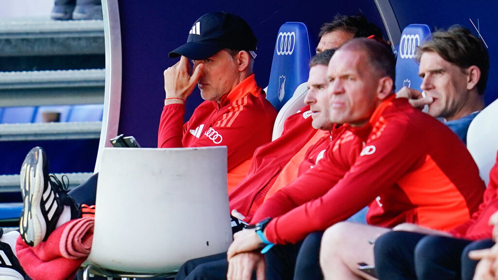 18.05.2024, Baden-Württemberg, Sinsheim: Fußball: Bundesliga, TSG 1899 Hoffenheim - Bayern München, 34. Spieltag, PreZero Arena. Münchens Trainer Thomas Tuchel (l) sitzt auf der Trainerbank. Foto: Uwe Anspach/dpa - WICHTIGER HINWEIS: Gemäß den Vorgaben der DFL Deutsche Fußball Liga bzw. des DFB Deutscher Fußball-Bund ist es untersagt, in dem Stadion und/oder vom Spiel angefertigte Fotoaufnahmen in Form von Sequenzbildern und/oder videoähnlichen Fotostrecken zu verwerten bzw. verwerten zu lassen. +++ dpa-Bildfunk +++