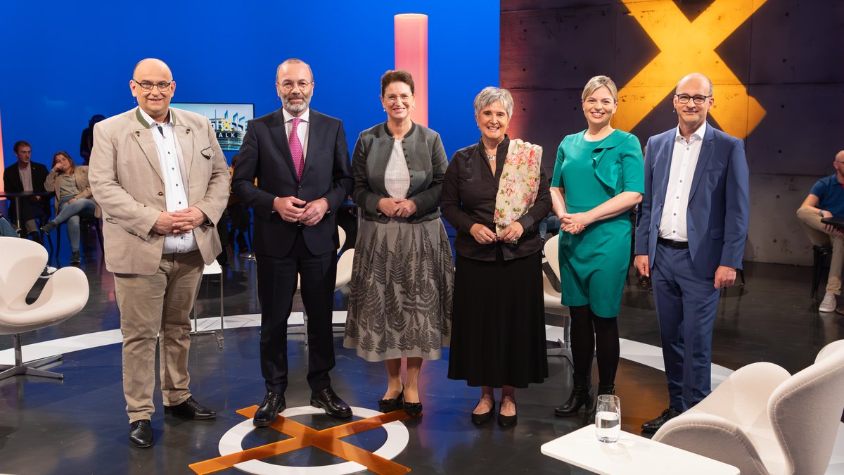 Auf dem Foto sind Politiker der AfD, CSU, Freien Wähler, SPD und der Grünen bei der Sendung "BR24 Wahl - Der Talk" zu sehen. 