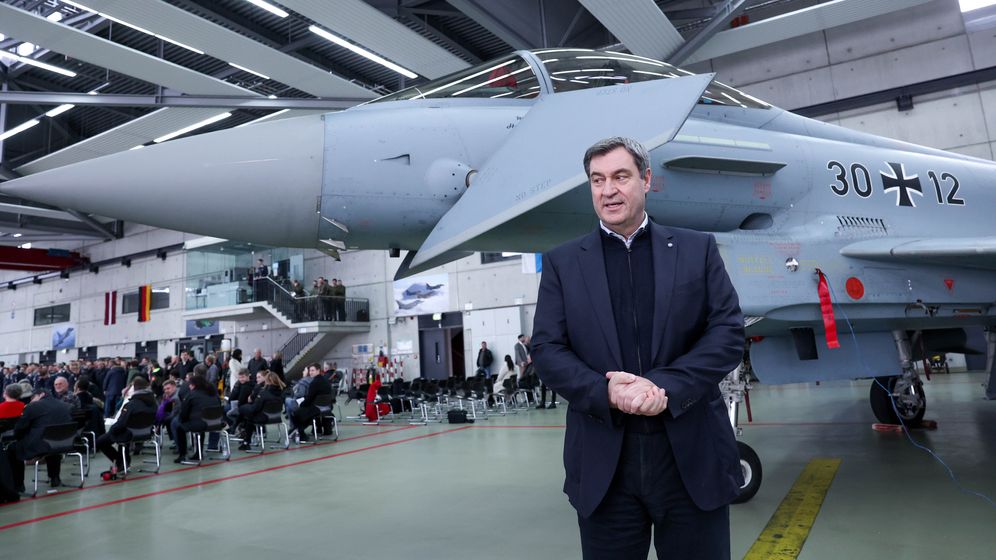 CSU-Ministerpräsident Markus Söder vor einem Eurofighter: Die Staatsregierung will mehr Zusammenarbeit zwischen Universitäten und der Bundeswehr. | Bild:Picture Alliance/dpa/Revierfoto