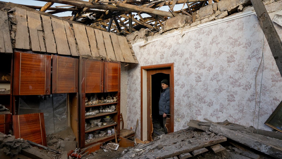 Ein Anwohner betrachtet sein zerstörtes Haus.