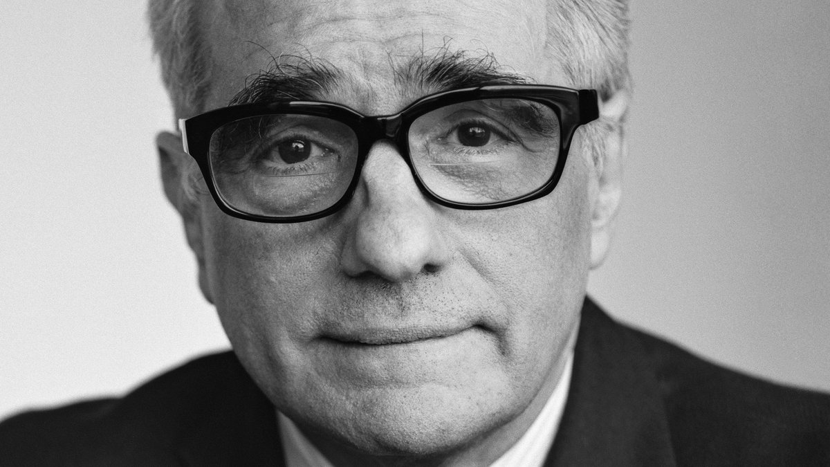 Man sieht ein Schwarz-Weiß-Porträt des Filmemachers Martin Scorsese.