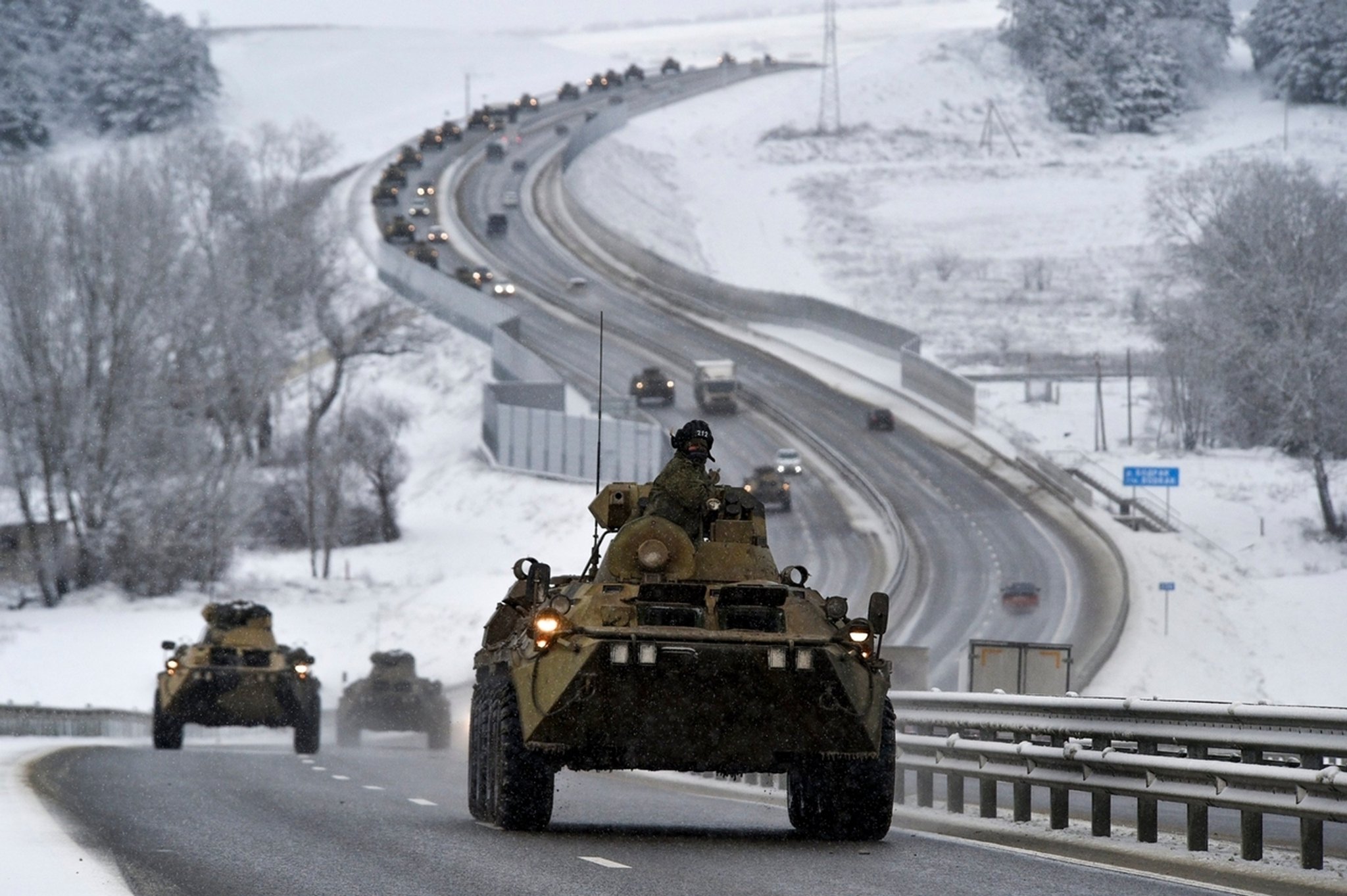 Ukraine, Krim: Ein Konvoi gepanzerter russischer Fahrzeuge bewegt sich am Dienstag, den 18. Januar 2022, über eine Autobahn auf der Krim. 