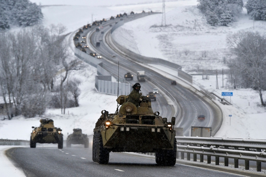 Ukraine, Krim: Ein Konvoi gepanzerter russischer Fahrzeuge bewegt sich am Dienstag, den 18. Januar 2022, über eine Autobahn auf der Krim. 
