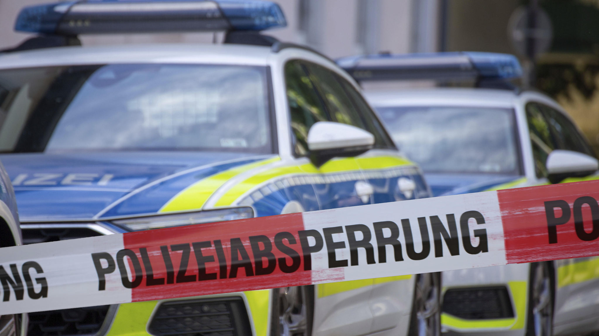 Tötungsdelikt in Günzburg - Symbolbild Polizeiabsperrung | Bild: picture alliance / imageBROKER | Udo Herrmann Tötungsdelikt in Günzburg - Symbolbild Polizeiabsperrung
