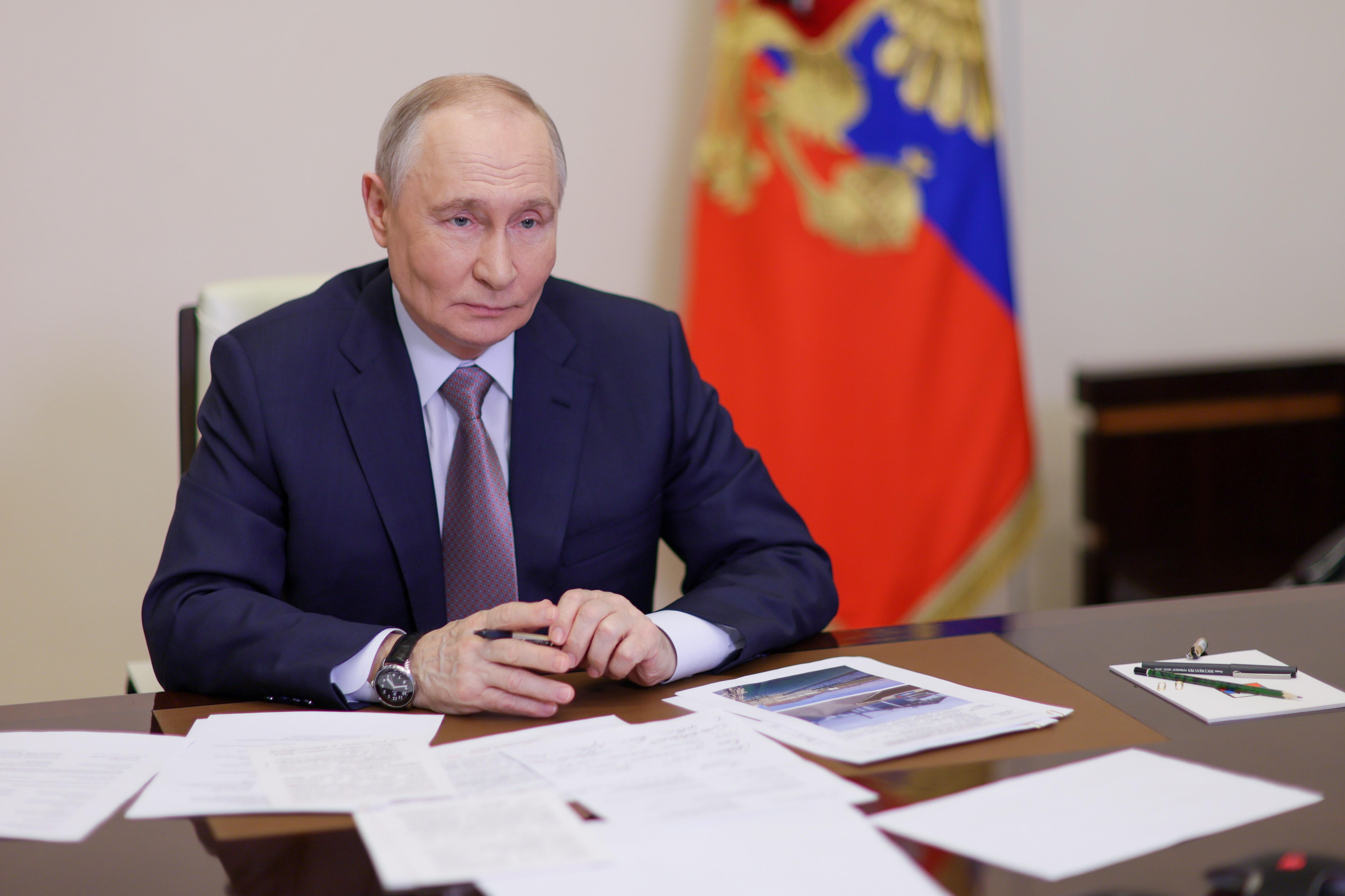 Der russische Präsident am Schreibtisch mit Papieren