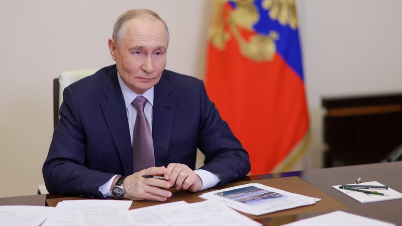 Der russische Präsident am Schreibtisch mit Papieren | Bild: Gavriil Grigorov/Picture Alliance Der russische Präsident am Schreibtisch mit Papieren