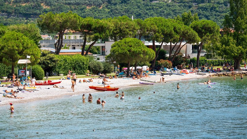 Ein belebter Strandabschnitt am Gardasee bei Riva del Garda und Torbole. | Bild: pa/CHROMORANGE | Michael Bihlmayer Ein belebter Strandabschnitt am Gardasee bei Riva del Garda und Torbole.