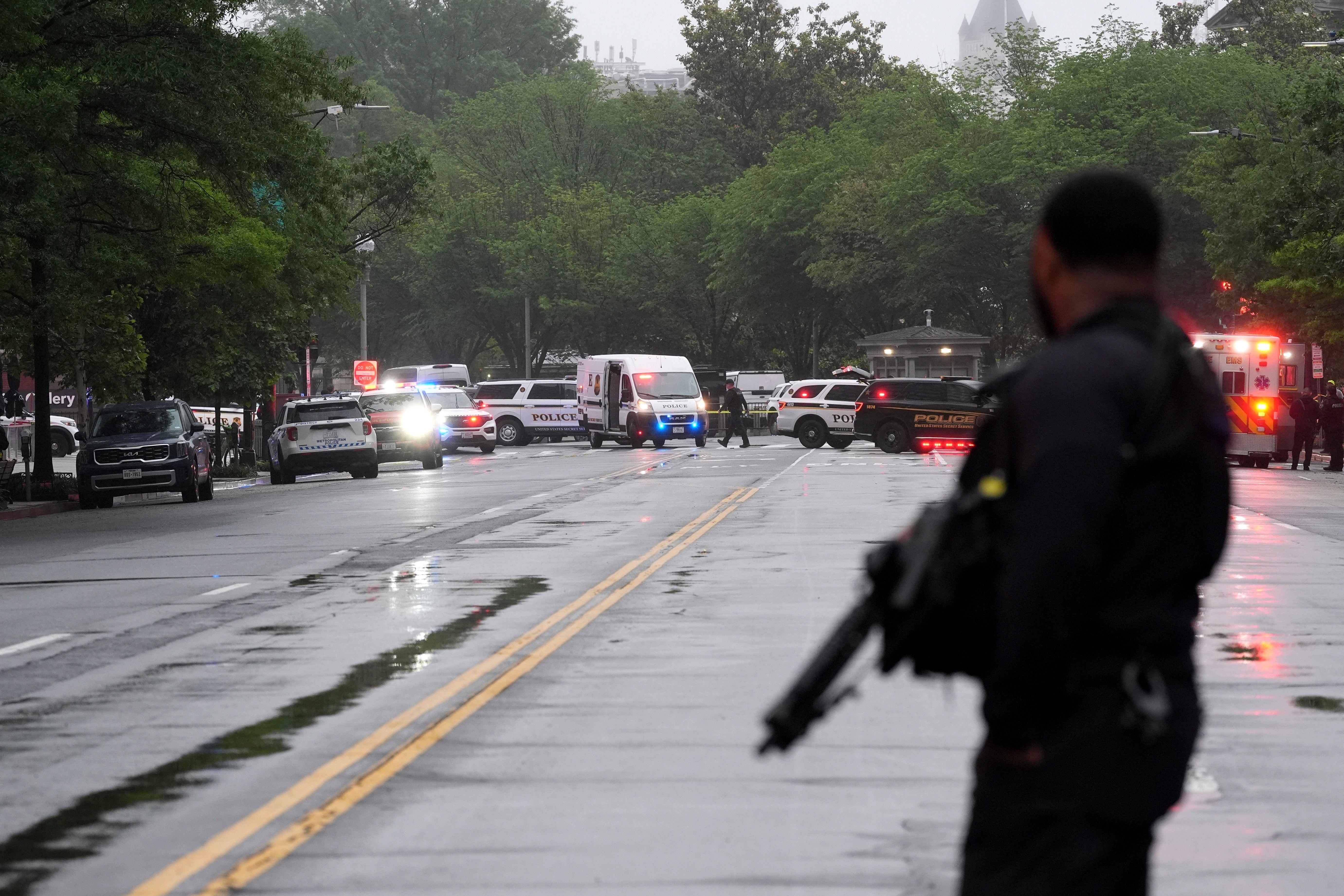 Polizei und Mitglieder des Secret Service sperren die Straßen rund um das Weiße Haus in Washington.