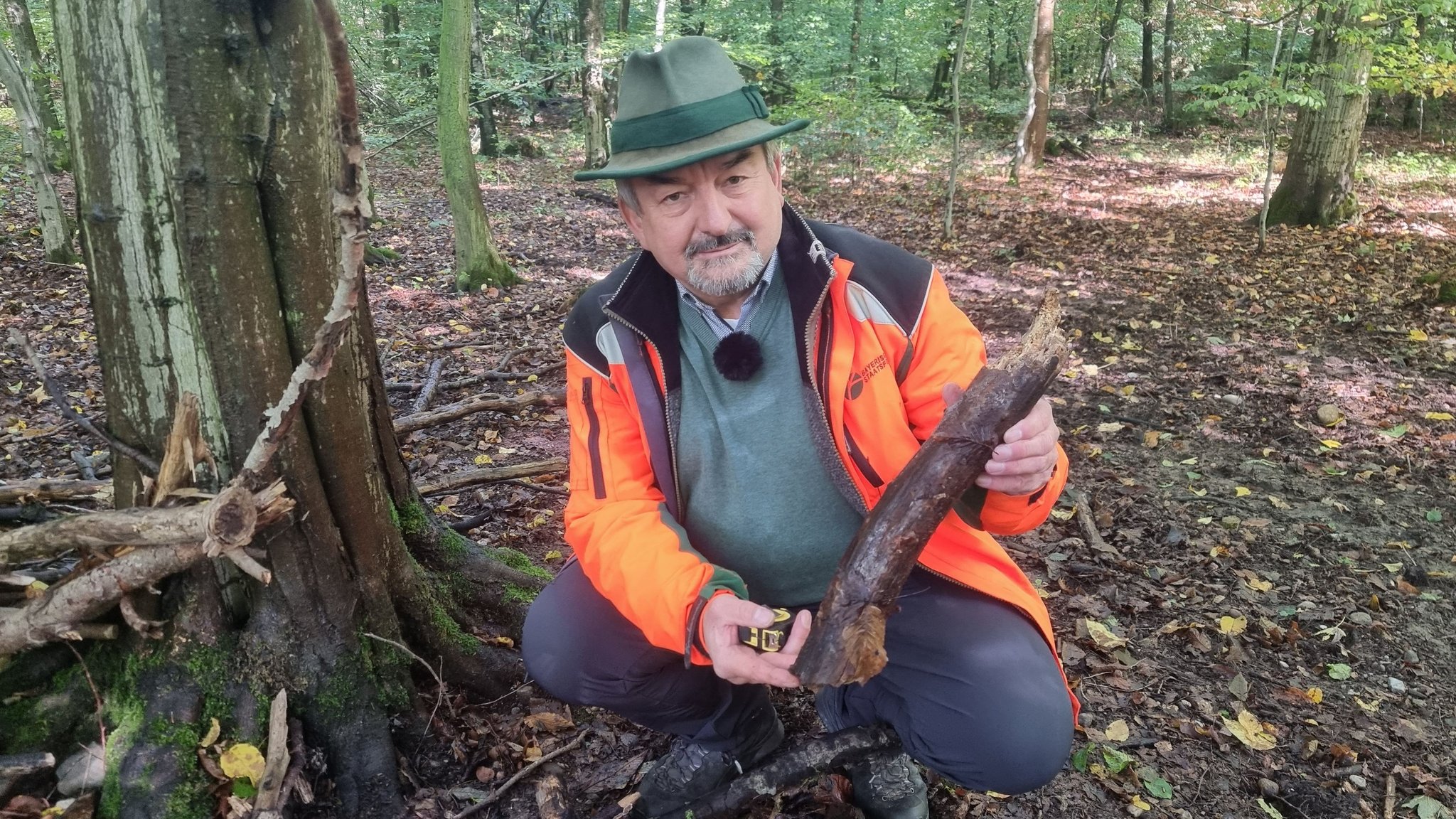 Heinz Utschig, Leiter des Forstbetriebs Wasserburg am Inn, mit einem Stück Leseholz, das kostenfrei mitgenommen werden dürfte