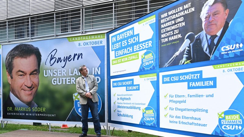 CSU-Chef Söder steht vor mehreren Wahlplakaten der Partei für die diesjährige Landtagswahl