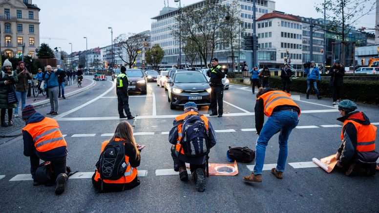 Erneute Verkehrsblockade durch Klimaaktivisten der "Letzten Generation" am 05.12.22 am Münchner Stachus. | Bild:dpa-Bildfunk/Matthias Balk