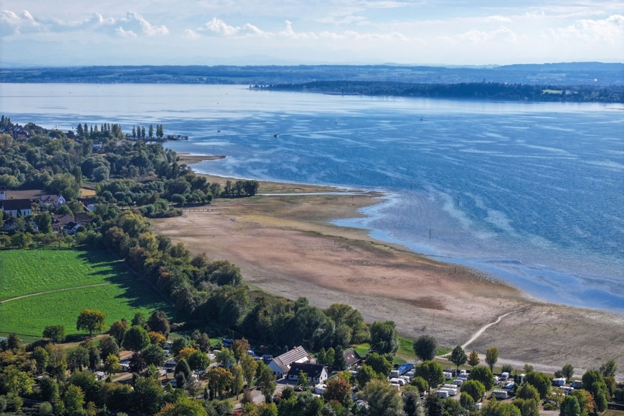 Der Wasserstand am Bodensee geht immer weiter nach unten. Momentan liegt er bei 2,48 Meter – und damit rund einen Meter unter dem langjährigen Mittelwert. Bringt der Regen nach langer Trockenheit Erleichterung für Bayerns Pegelstände? 